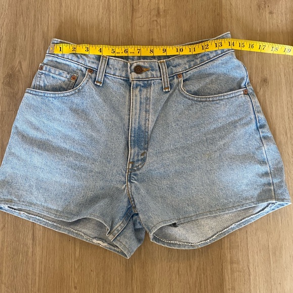 Vintage High waisted Levi’s 505 shorts - Picture 3 of 10